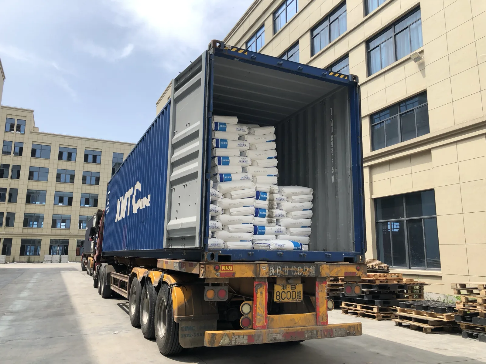 Export container being loaded at the IFANNova factory yard