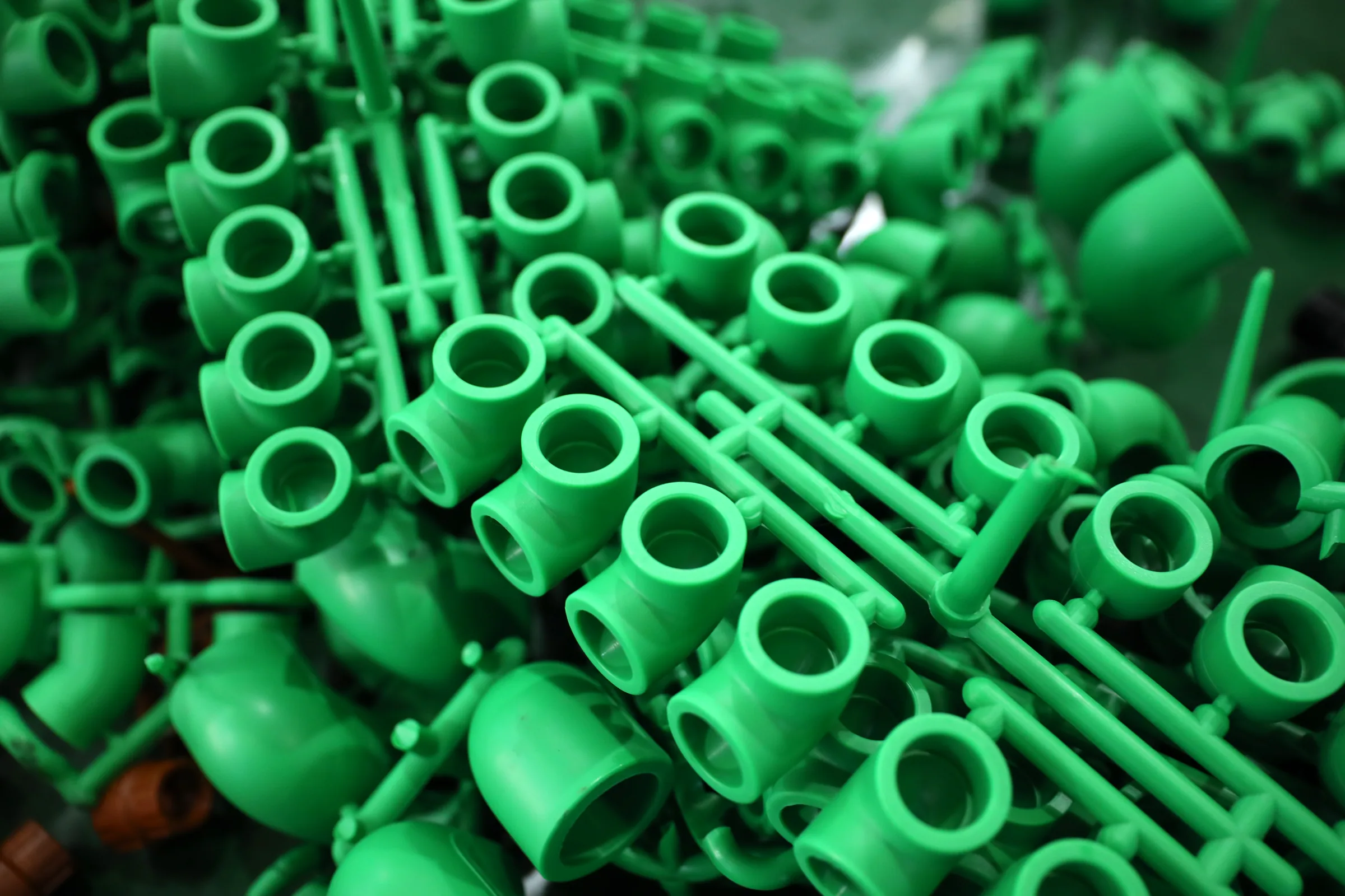 Green PPR fittings — elbows, tees and sockets from the IFANNova 1138 series